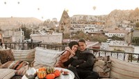 Betapa bangganya ia saat diajak Lesti Kejora ke Cappadocia, Turki. Saat itu mereka pun menikmati teh dengan pemandangan balon udara. Foto: Instagram @ayah_kejora