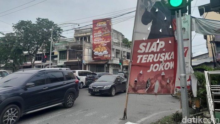 Baliho Puan yang rusak mengganggu pengguna jalan di Medan