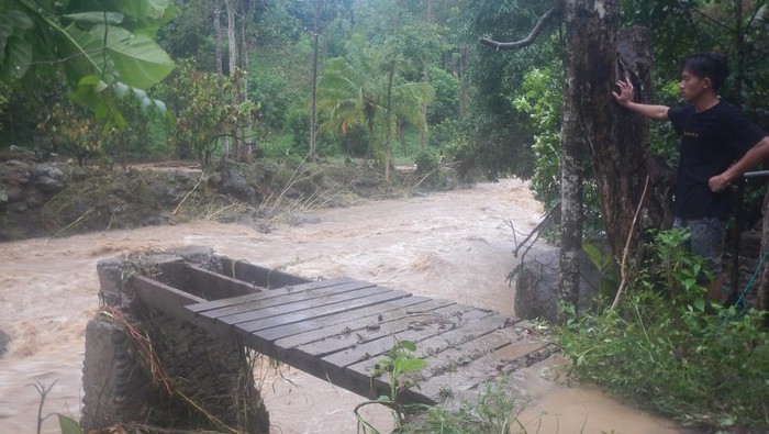 Banjir bandang di Polewali Mandar, Sulawesi Barat.