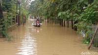 Banjir ini bahkan masuk ke rumah warga hingga ketinggian 60 sentimeter. Foto: Dian Utoro Aji/detikJateng
