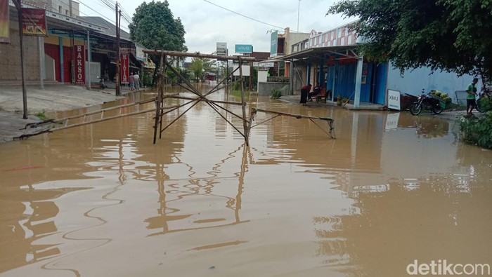 Banjir di Gabus Pati menggenangi jalanan hingga rumah warga setempat. Genangan banjir di wilayah Jawa Tengah tersebut terjadi pada Sabtu (15/10/2022) pagi hari.