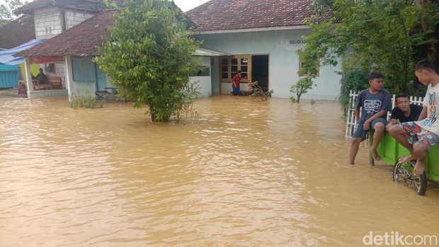 Banjir di Gabus Pati menggenangi jalanan hingga rumah warga setempat. Genangan banjir di wilayah Jawa Tengah tersebut terjadi pada Sabtu (15/10/2022) pagi hari.