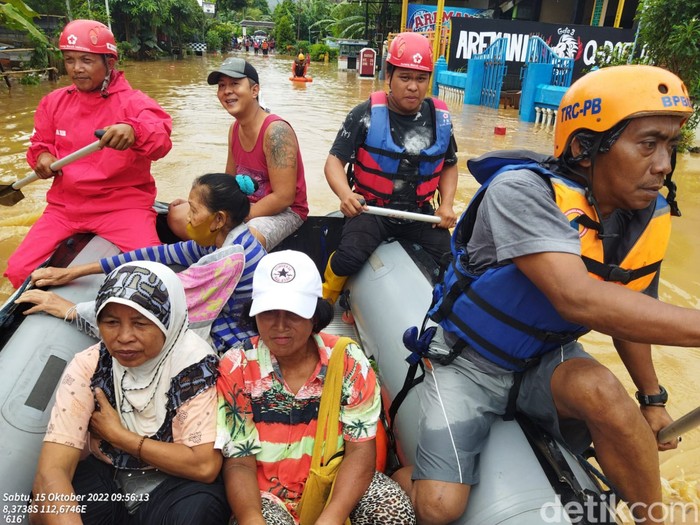 Evakuasi masyarakat yang rumahnya terendam banjir di Sitiarjo Malang