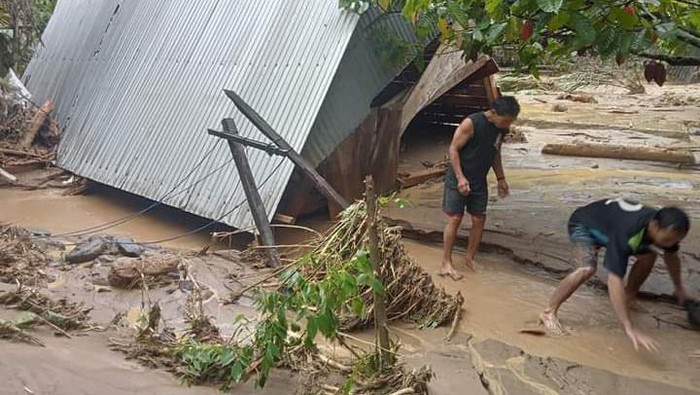 Banjir menerjang rumah warga di Polewali Mandar, Sulawesi Barat.