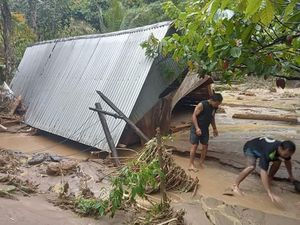 Penampakan Bandang di Polman, Rusak Puluhan Rumah