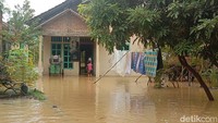 Salah satu warga Kaswadi (64) mengatakan biasanya banjir tidak separah ini. Kaswadi mengatakan wilayahnya sering ada banjir saat hujan deras. Banjir kata dia kiriman dari wilayah Pegunungan Kendeng. Foto: Dian Utoro Aji/detikJateng