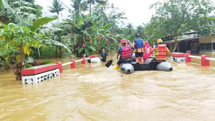 Desa Sitiarjo, Kecamatan Sumbermanjing Wetan, Kabupaten Malang terendam banjir, Sabtu (15/10/2022). Sungai Panguluran meluap setelah hujan deras mengguyur.