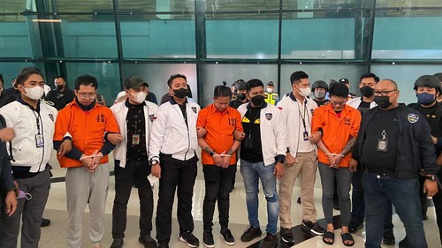 Tiga DPO bandar judi online yang dipulangkan dari Kamboja telah tiba di Bandara Soekarno-Hatta (Soetta), Jakarta, Indonesia. Ketiga DPO itu yakni Tjokro Soetrisno, Elvan Adrian Setiawan dan Ivan Tantowi.