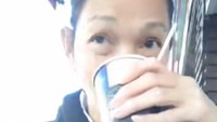 Bunda Corla diketahui suka nongkrong di kafe. Ini momemnya ketika siaran langsung sambil menikmati kopi hangat. Foto: Instagram @corla_2