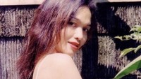 Corla yang bernama asli Cynthia ini juga sempat membagikan potret cantiknya ketika masih muda. Corla juga tampak beberapa kali memamerkan potret seksinya saat pemotretan. Foto: Instagram @corla_2