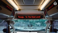 Dijelaskan pihak New Armada dalam video di akun YouTube Persija Jakarta, bus ini memakai kaca depan double glass, dengan bando atau sekat yang punya posisi lebih rendah, sehingga tidak mengganggu visibilitas dan kenyamanan penumpang di kabin. Foto: Dok. Persija Jakarta