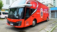 Bus ini juga memiliki sejumlah teknologi canggih, seperti mirror cam atau kaca spion menggunakan sistem kamera digital. Dengan teknologi ini, desain bus tersebut jadi lebih minimalis dan ringkas, sebab tak ada lagi kaca spion konvensional model belalai yang menjulang ke depan. Foto: Dok. Persija Jakarta