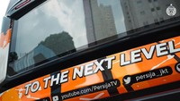 Kelebihan lainnya, di belakang (bus) ada videotron, yang mana ini berguna untuk memberikan promosi. Yang kedua sebagai informasi kepada pengendara yang di belakang, jika mereka mau membalap (atau mendahului) bus ini, sopir bisa memberikan aba-aba dengan kamera yang di depan (yang kemudian ditampilkan di videotron), jadi lebih safety, kata perwakilan New Armada, Rahmatullah. Foto: Dok. Persija Jakarta