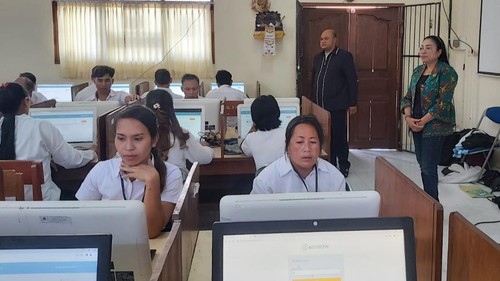 Calon Panwascam Kabupaten Karangasem, Bali, saat mengikuti tes CAT di SMAN 2 Amlapura, Sabtu (15/10/2022).