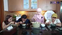 Duduk bersama di dapur menjadi rutinitas yang dilakukan Lesty Kejora bersama Rizky Billar dan timnya. Mereka tampak asyik menyeruput seblak yang masih hangat dan pedasnya seuhah. Foto: YouTube/Leslar Entertainment