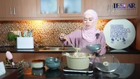 Setelah matang, seblak buatannya langsung disajikan. Tak lupa Lesty Kejora sudah menyiapkan banyak mangkuk untuk makan bersama timnya. Foto: YouTube/Leslar Entertainment