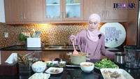 Dalam sekali memasak, Lesty Kejora bisa membuat hingga satu panci penuh makanan. Kali ini seblak yang dibuatnya berlimpah dengan isian komplet dan beragam. Foto: YouTube/Leslar Entertainment