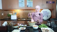 Penuh kesan feminin, alat masak seperti sutil yang digunakan juga dipilih yang berwarna merah muda. Terbuat dari bahan karet, alat masak ini tidak akan merusak lapisan wajan yang digunakan. Foto: YouTube/Leslar Entertainment