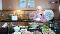 Bagian kabinet di dapur rumahnya didesain dengan bahan kayu untuk menambah kesan alami. Meja untuk memasak dan mencuci piring sengaja dipisahkan agar lebih mudah dirapikan. Foto: YouTube/Leslar Entertainment