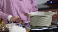 Wajan berbahan keramik dipilih Lesty Kejora sebagai peralatan memasaknya. Warna-warna cokelat yang lembut juga disesuaikan dengan konsep dan warna di dapur rumahnya. Foto: YouTube/Leslar Entertainment