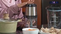Agar lebih mudah, Lesty Kejora memilih untuk menggunakan chopper untuk menghaluskan bumbu. Hanya dengan ditekan, bumbu dapur bisa langsung halus dan siap untuk digunakan. Foto: YouTube/Leslar Entertainment