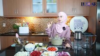 Salah satunya adalah menyajikan makanan lezat yang dimasak dengan tangannya sendiri di dapur rumahnya. Menu andalan buatan Lesty Kejora adalah seblak yang pedasnya bikin nagih! Foto: YouTube/Leslar Entertainment
