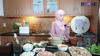 Menjadi penyanyi dangdut terkenal tidak membuat Lesty Kejora melalaikan tugasnya menjadi ibu. Lesty Kejora handal melakukan berbagai pekerjaan rumah. Foto: YouTube/Leslar Entertainment