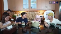 Tak lupa Lesty Kejora juga ikut mencicipi masakan buatannya. Seblak ternyata juga menjadi camilan favoritnya sejak lama. Foto: YouTube/Leslar Entertainment