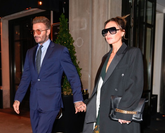 Victoria Beckham, personel Spice Girls yang kini aktif sebagai desainer, memaksimalkan gayanya dengan handbag hitam beraksen rantai dari koleksi rancangan terbarunya. (Foto: GC Images/Gotham)