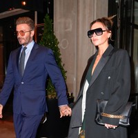 Victoria Beckham, personel Spice Girls yang kini aktif sebagai desainer, memaksimalkan gayanya dengan handbag hitam beraksen rantai dari koleksi rancangan terbarunya. (Foto: GC Images/Gotham)
