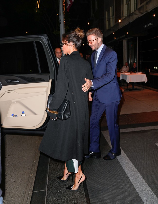 Kemesraan selalu terlihat dalam kebersamaan mereka. Seperti ketika David Beckham memandu istrinya masuk ke mobil. (Foto: GC Images/Gotham)