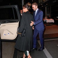 Kemesraan selalu terlihat dalam kebersamaan mereka. Seperti ketika David Beckham memandu istrinya masuk ke mobil. (Foto: GC Images/Gotham)