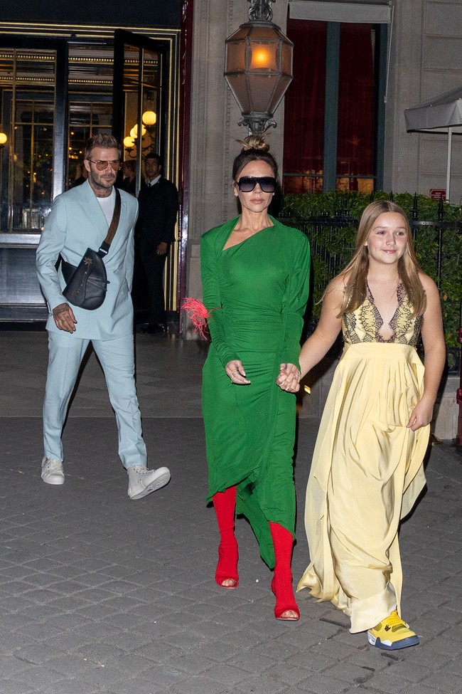 Untuk pertama kali dalam kariernya sebagai desainer mode, Victoria Beckham mempresentasikan koleksi busananya di Paris Fashion Week. Sebagai selebrasi momen spesial tersebut, ia menggelar sebuah after-party setelah fashion show. Acara tersebut juga menjadi ajang kencan penuh gaya. Kali ini, mereka ditemani keluarga inti, termasuk sang putri, Harper Beckham. (Foto: GC Images/Marc Piasecki)