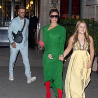 Untuk pertama kali dalam kariernya sebagai desainer mode, Victoria Beckham mempresentasikan koleksi busananya di Paris Fashion Week. Sebagai selebrasi momen spesial tersebut, ia menggelar sebuah after-party setelah fashion show. Acara tersebut juga menjadi ajang kencan penuh gaya. Kali ini, mereka ditemani keluarga inti, termasuk sang putri, Harper Beckham. (Foto: GC Images/Marc Piasecki)