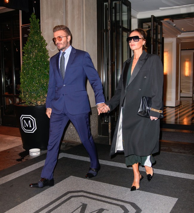 Victoria Beckham muncul dalam balutan gaun hijau lumut yang dibungkus coat hitam bergaya tuksedo, berikut sepasang pointed heels yang edgy. Adapun David tampak gagah dengan setelan biru dongker, lengkap dengan dasi. Gaya mereka pun terasa senada berkat kompak berkacamata hitam. (Foto: GC Images/Gotham)