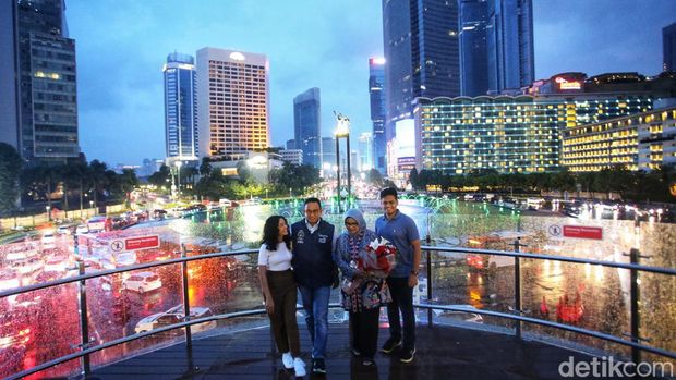 Gubernur DKI Jakarta Anies Baswedan meresmikan renovasi halte TransJakarta Bunderan HI, Jakarta, Sabtu (15/10/2022).