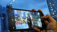 Maka dari itu, selain menyajikan fasilitas halte yang terintegrasi, halte ini juga di desain dapat menyajikan pemandangan bundaran HI dari ketinggian. 