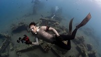 Termasuk jajaran olahraga yang ekstrem dan tergolong sulit, Dikta nampak mahir melakukan free diving. (Foto: Instagram @dikta).