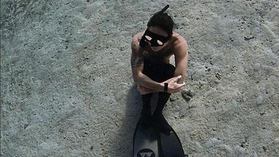 6 Gaya Musisi Dikta yang Hobi Banget Olahraga Ekstrem Free Diving