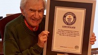 Howard Tucker dinobatkan sebagai dokter tertua versi Guinness World Records. Ia kini berusia 100 tahun. (Foto: Guinness World Records).