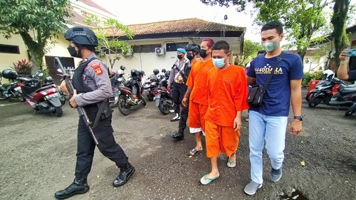 Dua pelaku pengedar dan pemakai narkoba asal Desa Batu Agung, Kecamatan/Kabupaten Jembrana Bali diamankan Sat Resnarkoba Polres Jembrana, Sabtu (15/10/2022)