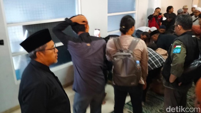 Eks Gubernur Jabar Aher ikut salatkan jenazah Koh Steven