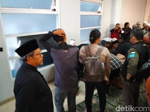 Eks Gubernur Jabar Aher Salatkan Jenazah Koh Steven di Bandung