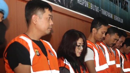 Empat polisi ikut ditangkap terkait kasus Irjen Teddy Minahasa. Dari kiri ke kanan: AKBP Doddy Prawira Negara, Linda, Aipda Achmad Darmawan, Kompol Kasranto, Aiptu Janto Situmorang.