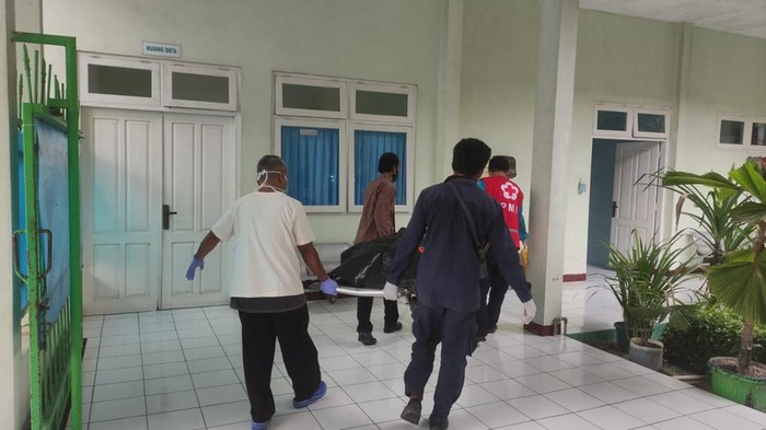 Evakuasi mayat perempuan misterius di Kali Progo, Kulon Progo, Sabtu (15/10/2022). Polisi mendalami identitas mayat itu pemilik motor yang ditinggal di Jembatan Srandakan.