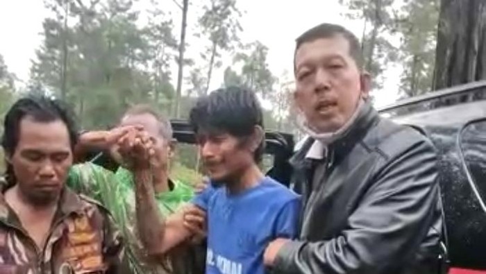 Evakuasi pria pemanjat pohon pinus 20 meter di tengah hutan Pemalang, Sabtu (15/10/2022).