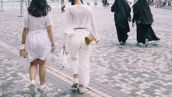 Putih-putin dan hitam-hitam. Foto: Edas Wong