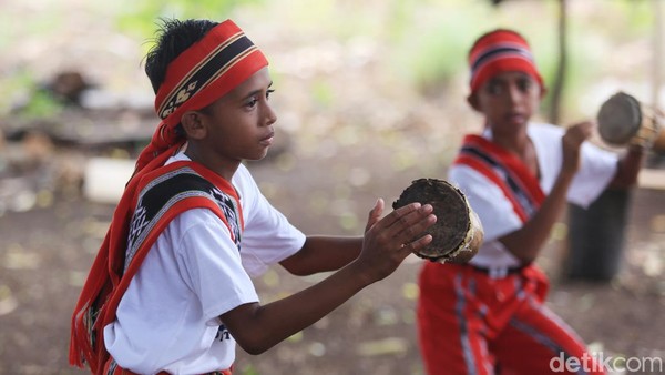 Para penari pria pun tampil energik sembari memainkan alat musik tradisional Indonesia Timur, tifa, yang menambah semarak tarian ini. Â Para penari pria pun tampil energik sembari memainkan alat musik tradisional Indonesia Timur, tifa, yang menambah semarak tarian ini. Â
