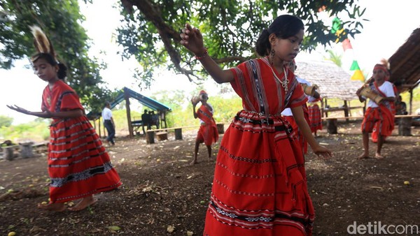 Artinya, tari Tun Blyawan merupakan tarian yang memberi wejangan atau kata-kata emas dari para nenek moyang kepada para penonton. Â Artinya, tari Tun Blyawan merupakan tarian yang memberi wejangan atau kata-kata emas dari para nenek moyang kepada para penonton. Â
