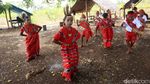 Gemulai Tarian Adat Desa Kandar Tun Blyawan yang Penuh Makna